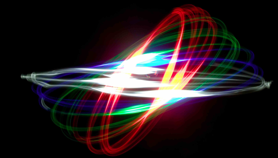 Chaotisch verwirbelte Lichtspuren in den Triangulationsfarben Rot, Grün und Blau.