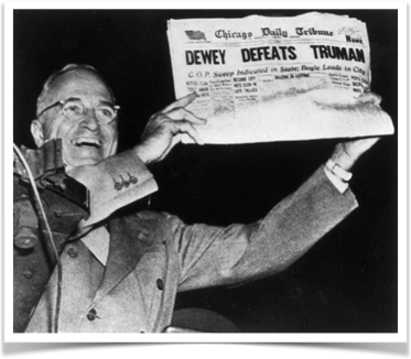 Harry Truman hält die Zeitung mit der falschen Schlagzeile „Dewey Defeats Truman